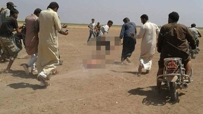 Trực thăng Nga bị tấn công ở Syria: Xác phi công bị kéo lê trên đất Ảnh 2