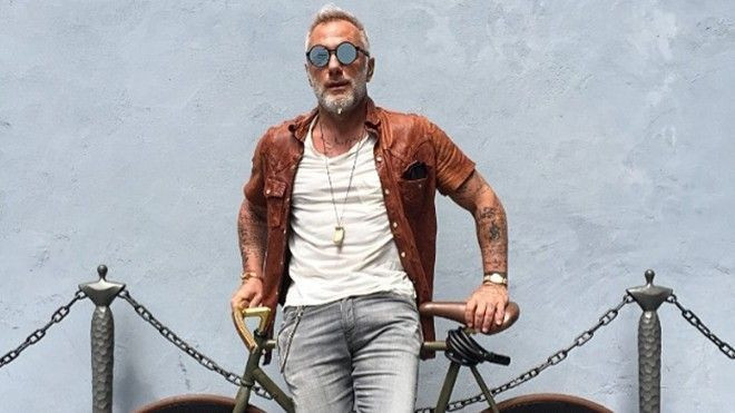 'Quý ông hạnh phúc' 49 tuổi càn quét internet với thân hình quyến rũ, tràn đầy năng lượng Ảnh 2