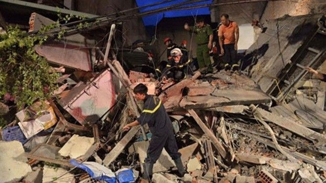 Những căn nhà bất ngờ đổ sập ở Hà Nội khiến nhiều người hoang mang Ảnh 2