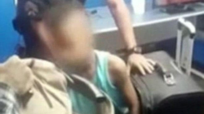 Clip: Choáng váng phát hiện cậu bé 11 tuổi trốn trong vali của một phụ nữ Ảnh 2