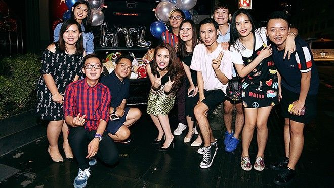 Hoàng Thùy Linh hạnh phúc đón sinh nhật sớm cùng người hâm mộ và 'bánh trôi nước' Ảnh 2