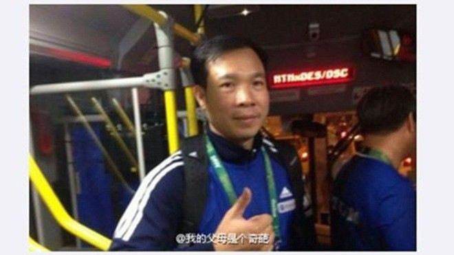 Sau khi giành huy chương vàng tại Olympic, người hùng Hoàng Xuân Vinh lặng lẽ ra về trên xe buýt Ảnh 2