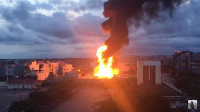 Cây xăng bốc cháy ngùn ngụt tại Quảng Ninh Ảnh 2