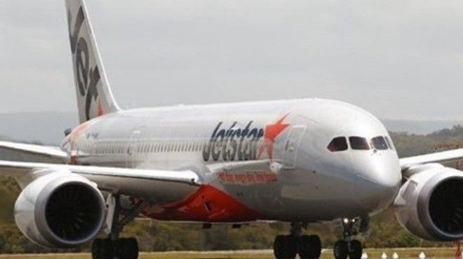 Máy bay Jestar Úc chở 320 người hạ cánh khẩn vì trục trặc động cơ Ảnh 2