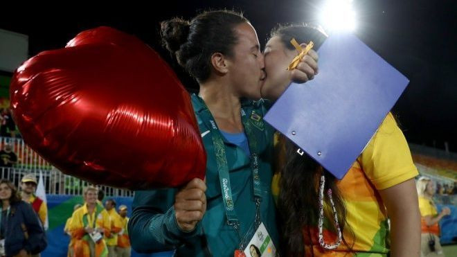 Màn cầu hôn lãng mạn của cặp đôi đồng tính sau khi giành HCV Olympic Ảnh 2