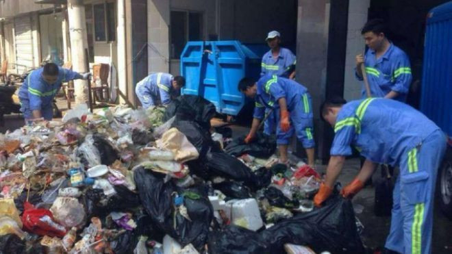 Lục tung 5 tấn rác trong vòng 3 tiếng để tìm kiếm chiếc Iphone bị đánh rơi Ảnh 2