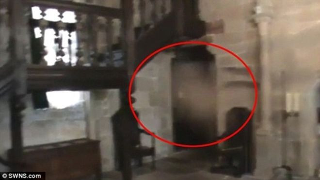 Video sốc: 'Vong hồn' bám theo thợ săn ma trong tòa nhà cổ Ảnh 2