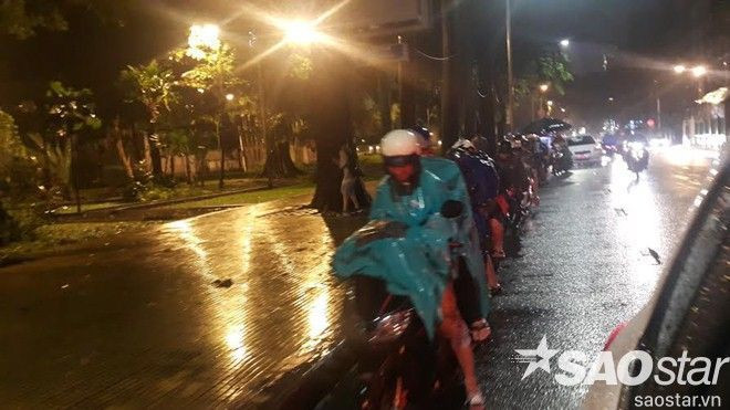 Sau một đêm mưa, fan Pokemon Sài Gòn tốn hàng trăm triệu mua điện thoại mới Ảnh 2