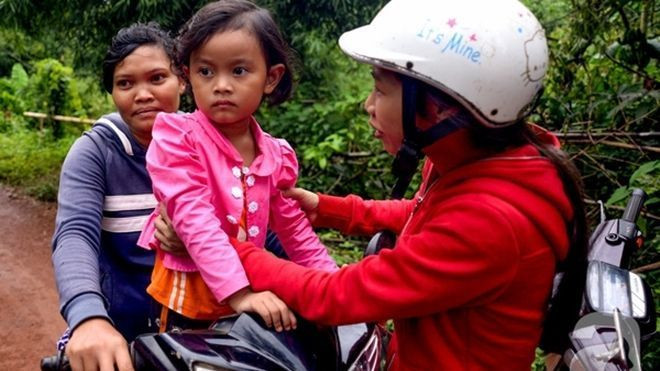 Tình tiết bất ngờ trong vụ trao nhầm con ở Bình Phước: Một gia đình nhận nuôi cả 2 bé Ảnh 2