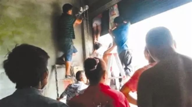 Tai nạn cửa cuốn kinh hoàng: 1 bé gái chết tức tưởi và 1 bé khác bị thương nặng Ảnh 2