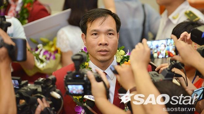 Nhà vô địch Olympic Hoàng Xuân Vinh về nước, 'đốt cháy' sân bay Nội Bài Ảnh 2