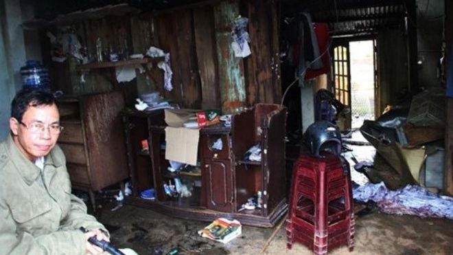 Con đốt nhà mặc cho mẹ quỳ gối van xin Ảnh 2