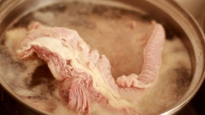 Có nên 'rửa' thịt bằng nước đang sôi để loại bỏ hóa chất? Ảnh 2