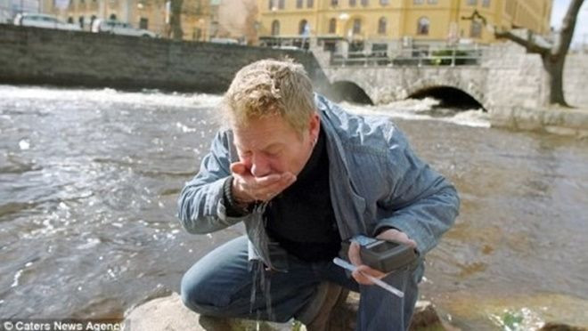 Người đàn ông đi khắp châu Âu để 'liếm' đồ bẩn Ảnh 2