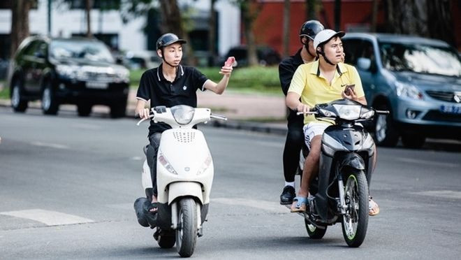 Chỉ mới 10 ngày, Pokemon đã thay đổi hành vi lái xe của người Việt: Đi bằng một tay, mắt cắm vào điện thoại! Ảnh 2