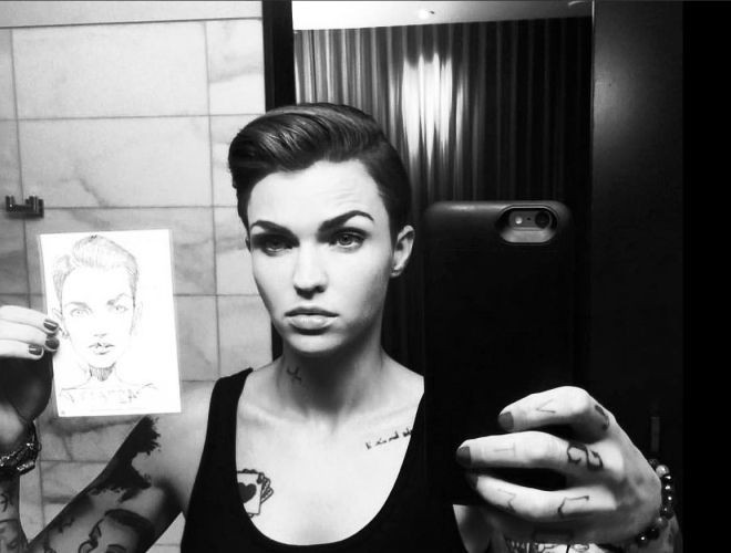 Nhiều tín đồ thời trang trong đó có cả nữ diễn viên Ruby Rose đều đang mê tít những chiếc áo xỏ khuyên "không đụng hàng".