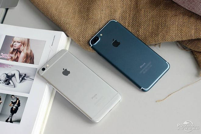 Kích thước máy tương đương với iPhone 6 Plus và 6s Plus. Sản phẩm vẫn sử dụng thiết kế vỏ kim loại nguyên khối.