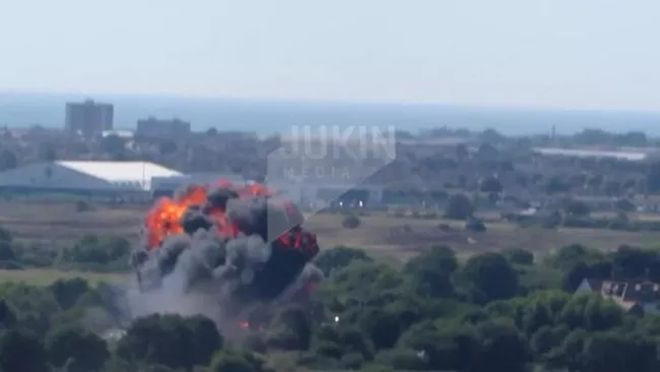 Anh: Tai nạn tại buổi trình diễn máy bay nhào lộn trên không, 7 người chết Ảnh 2