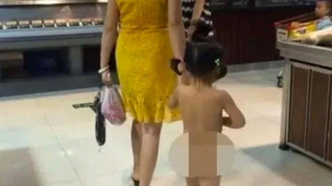 Mẹ mặc đồ sành điệu đưa con gái trần truồng đi mua sắm bị dân mạng ném đá kịch liệt Ảnh 2