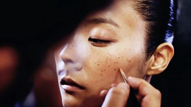 Khi 'khuyết điểm' tàn nhang trở thành xu hướng mới lạ trong make up Ảnh 2