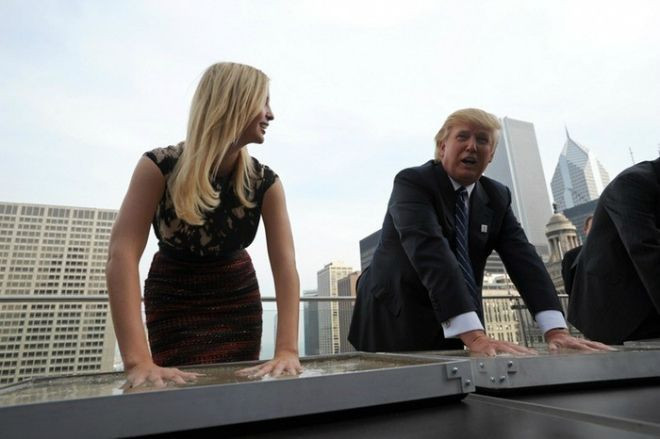 Tỉ phú Donald Trump và con gái Ivanka trong một cuộc họp báo ở khách sạn Trump International Hotel and Tower tại Chicago, Mỹ. 