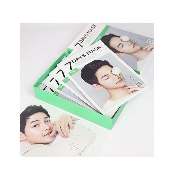 Chỉ cần nhìn hình ảnh của Song Joong Ki trên bao bì là chị em đã đổ xô muốn mua ngay. Trong một set có tất cả 10 chiếc mặt nạ dưỡng da.