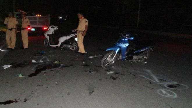 ​Quái xế chạy bốc đầu xe, tông nát chân người đi đường Ảnh 2