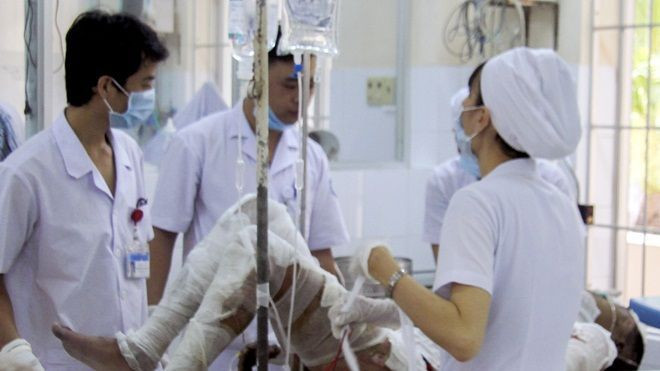 Chồng đè vợ xuống đất rồi tưới nước sôi vào lỗ tai Ảnh 2