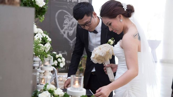 Cảm động chuyện tình yêu của soái ca xăm mình hát tặng vợ trong ngày cưới Ảnh 2