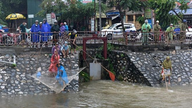 Hà Nội: đánh bắt cá trên vỉa hè, sông hồ sau mưa lớn Ảnh 2