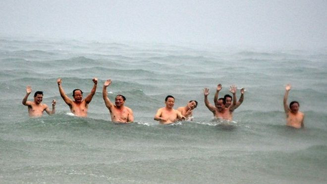 Bộ trưởng Trần Hồng Hà tắm biển miền Trung trong cơn mưa Ảnh 2