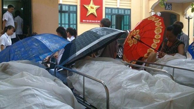 Lạ lùng cảnh phủ nilon, che ô tránh nước mưa cho bệnh nhân chờ mổ ở BV Việt Đức Ảnh 2