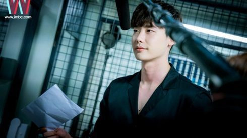 W- Two World: Lee Song Suk và những khoảnh khắc đẹp 'thần sầu' với áo sơ mi đen Ảnh 2