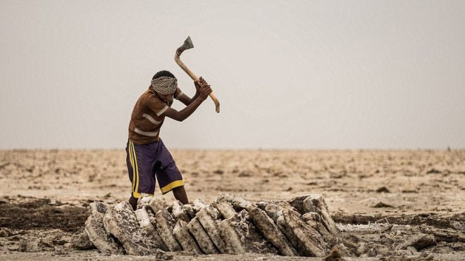 Đào muối kiếm sống ở nơi nóng nhất thế giới Ảnh 2