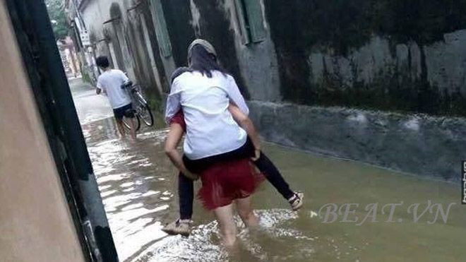 Lên án cô bé để mẹ cõng qua chỗ ngập, phải chăng chúng ta đang quá hằn học? Ảnh 2