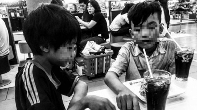 Hai bé ăn xin gầy gò và hành động không ngờ của thực khách ở quán gà Ảnh 2
