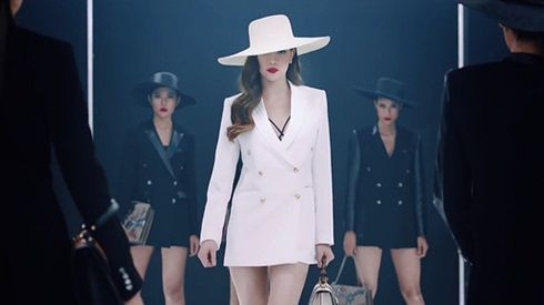 Bạn sẽ phải 'ngã ngửa' khi biết được số tiền đầu tư 6 chiếc túi hiệu trong MV của Hà Hồ Ảnh 2