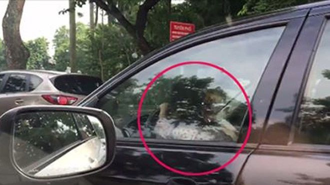 Bé gái lái ôtô biển xanh vi vu trên phố Hà Nội Ảnh 2