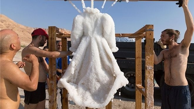 Ngâm một chiếc áo trong Biển Chết suốt 2 năm và cái kết choáng váng Ảnh 2