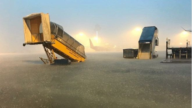 Sân bay Tân Sơn Nhất biến thành biển nước sau cơn mưa lớn Ảnh 2