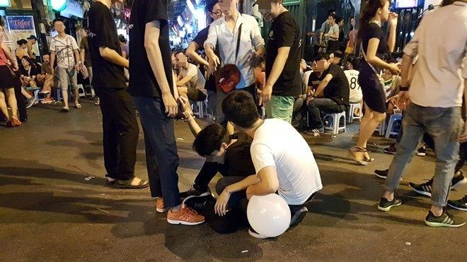 Hiểm họa 'bóng cười': 'phê' từ quán bar đến phố xá vỉa hè Ảnh 2