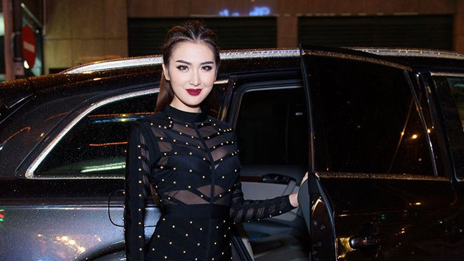 Ngọc Loan mặc hở bạo, đội mưa lớn đi sự kiện Ảnh 2