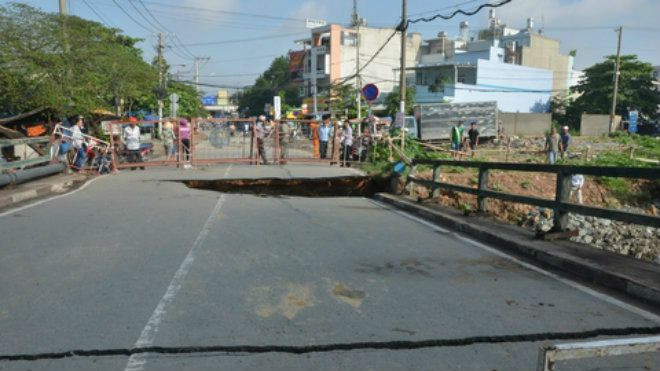 Sốc với hiện trường cây cầu nứt toác, bị sập sau mưa lớn ở Sài Gòn Ảnh 2