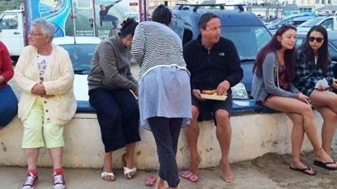 Sự thực phũ phàng đằng sau bức ảnh cựu Thủ tướng Anh David Cameroon đi chân đất Ảnh 2