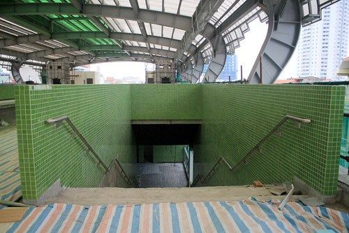 Mỗi nhà ga được trang trí với màu sắc khác nhau nhằm tạo điểm nhấn và giúp hành khách dễ dàng phân biệt. Tại nhà ga La Khê, toàn bộ gạch ốp cầu thang bộ, đỉnh mái và các thiết kế sơn bề ngoài đều có mầu xanh cốm đặc trưng.