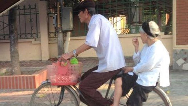 Cụ ông hơn 10 năm đạp xe đèo vợ đi bán trứng tại Hà Nội Ảnh 2