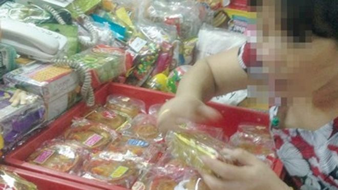 Bánh trung thu làm bằng bột sắn, hương liệu bán ở chợ TP HCM Ảnh 2