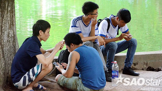 Giới trẻ miền Bắc thích thú trải nghiệm wifi miễn phí ở Hồ Gươm Ảnh 2