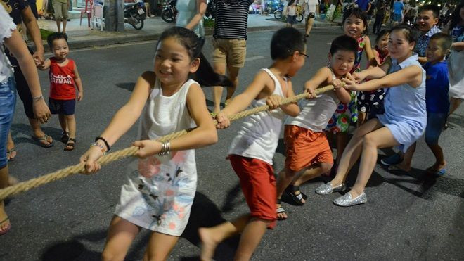 Có gì 'hot' ở phố đi bộ quanh hồ Hoàn Kiếm - Hà Nội? Ảnh 2