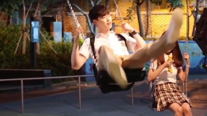 W - Two Worlds: Long lanh trên phim, 'lầy lội' hậu trường Ảnh 2